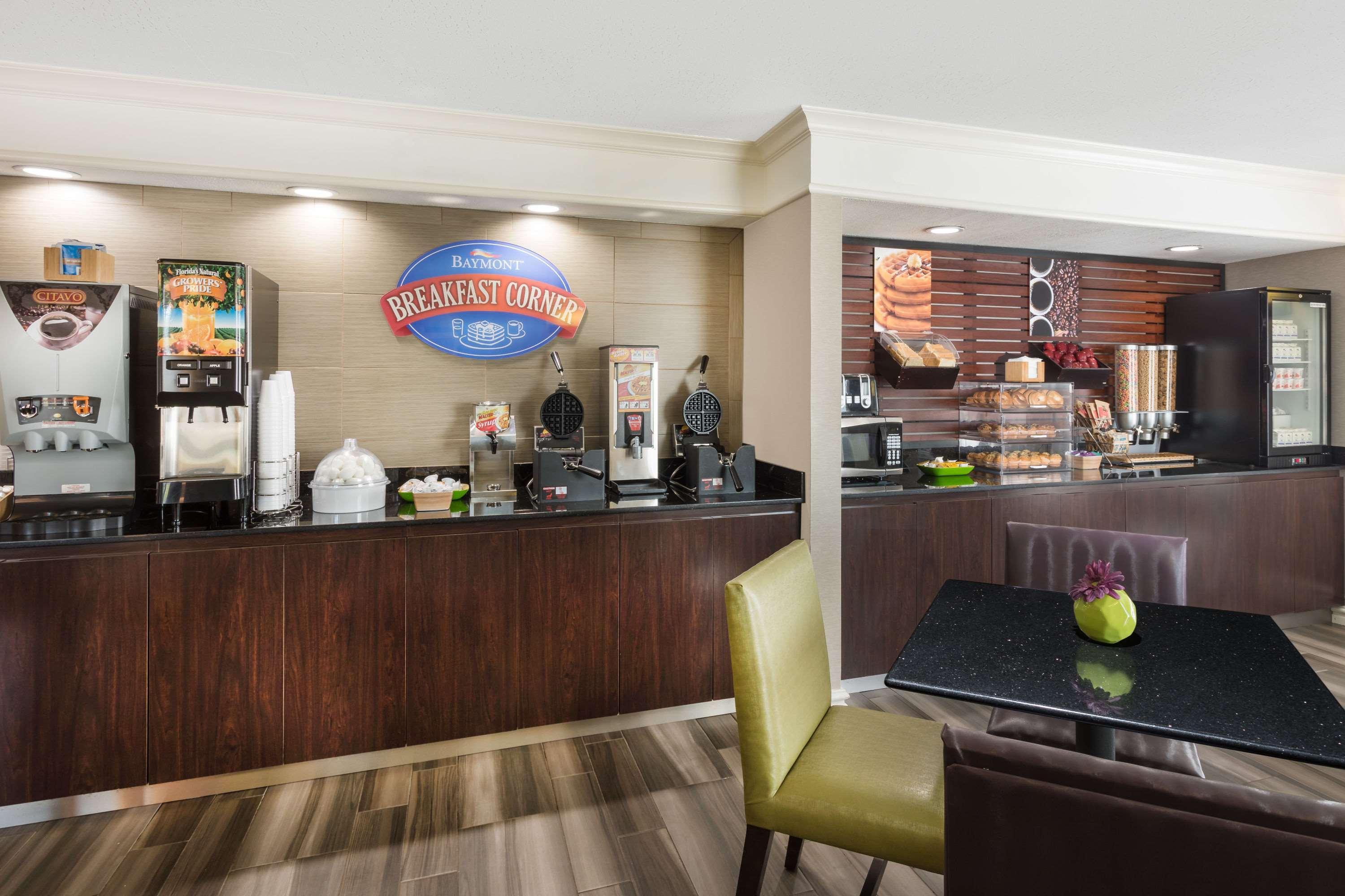 Baymont By Wyndham Greenville Woodruff Rd Exterior foto