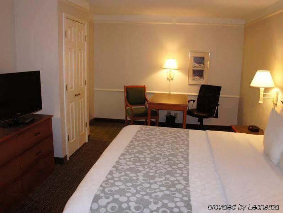 Baymont By Wyndham Greenville Woodruff Rd Exterior foto