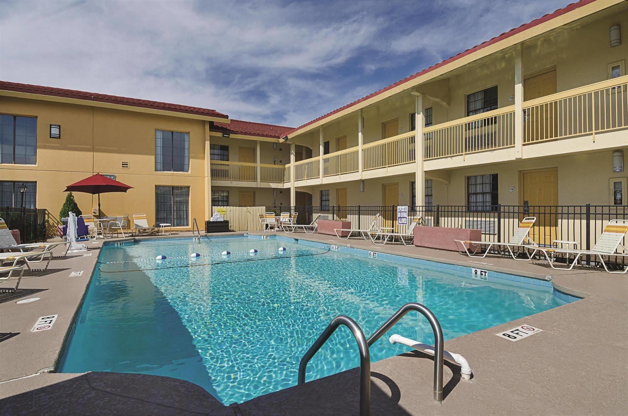Baymont By Wyndham Greenville Woodruff Rd Exterior foto