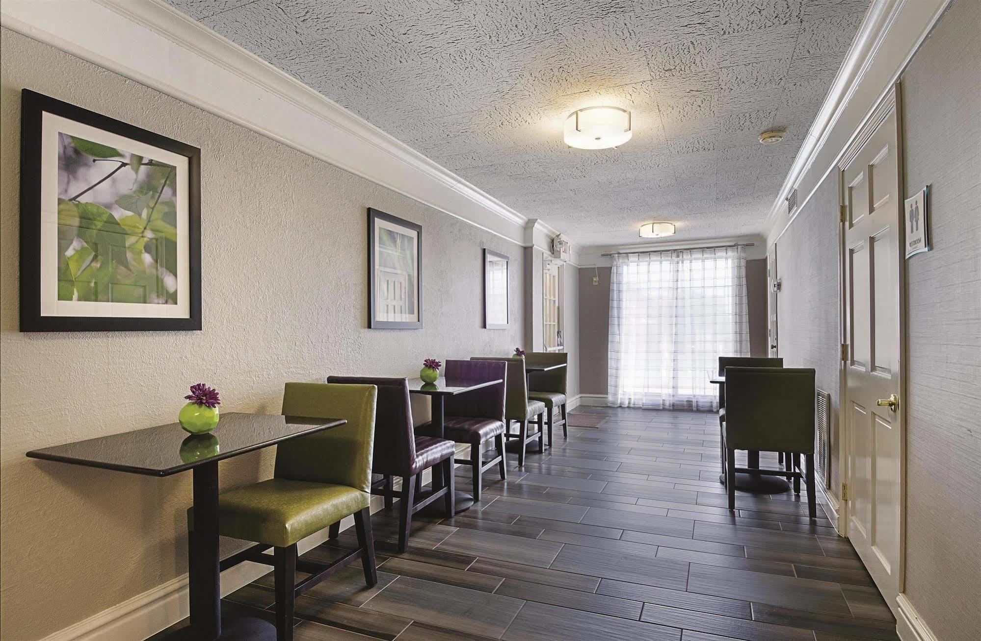 Baymont By Wyndham Greenville Woodruff Rd Exterior foto
